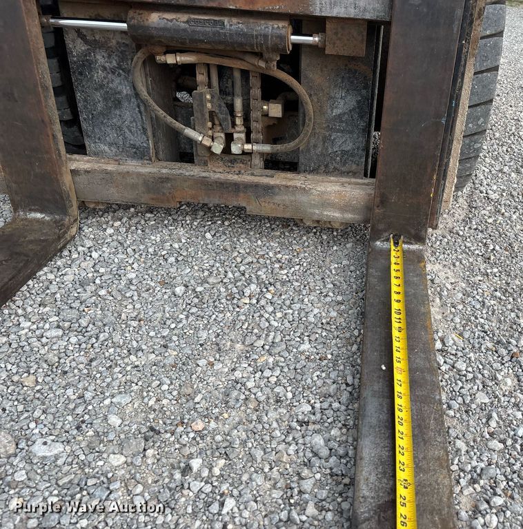 image for item DW7217 2002 Toyota 7FGU30 forklift