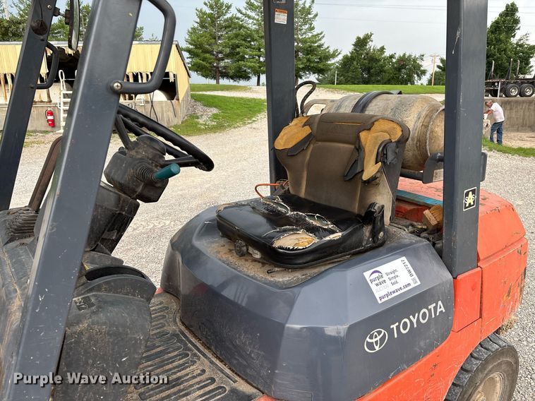 image for item DW7217 2002 Toyota 7FGU30 forklift