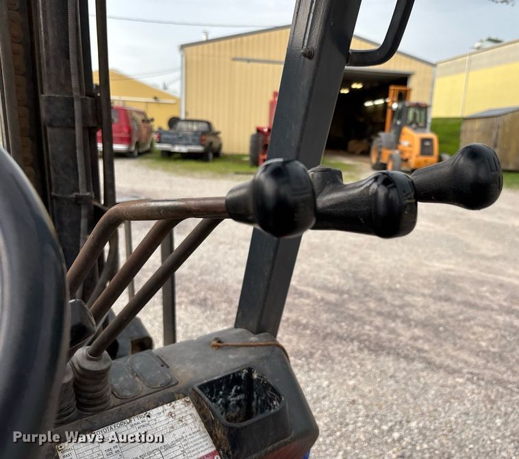 image for item DW7217 2002 Toyota 7FGU30 forklift