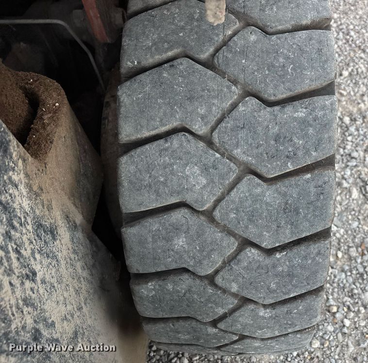 image for item DW7217 2002 Toyota 7FGU30 forklift