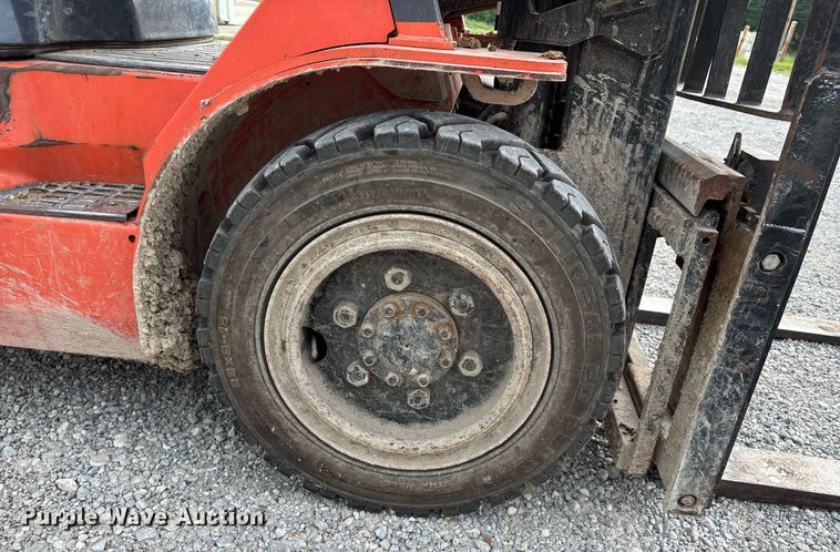 image for item DW7217 2002 Toyota 7FGU30 forklift