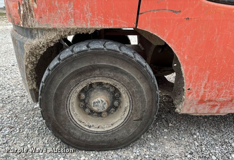 image for item DW7217 2002 Toyota 7FGU30 forklift