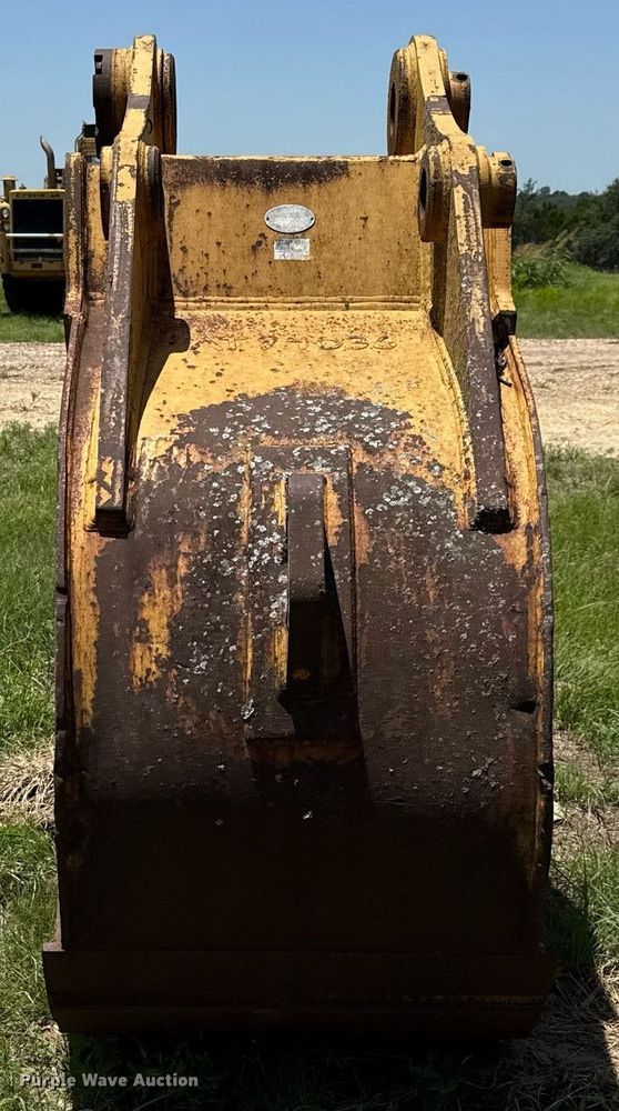 image for item DX5647 Central Fabricstors 365 V excavator bucket