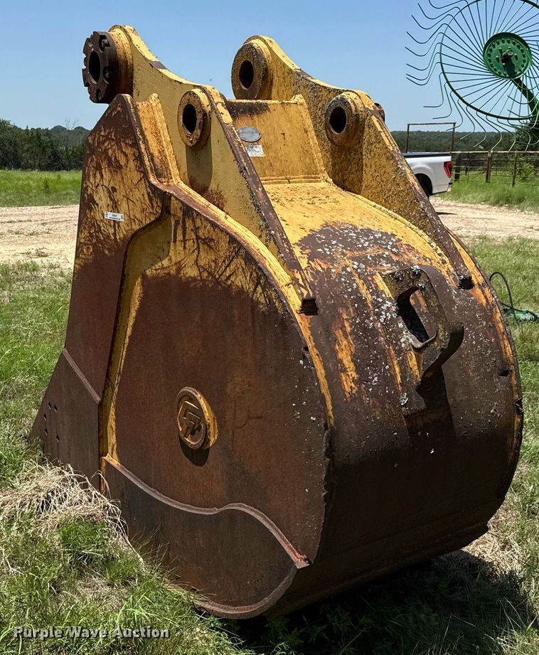 image for item DX5647 Central Fabricstors 365 V excavator bucket