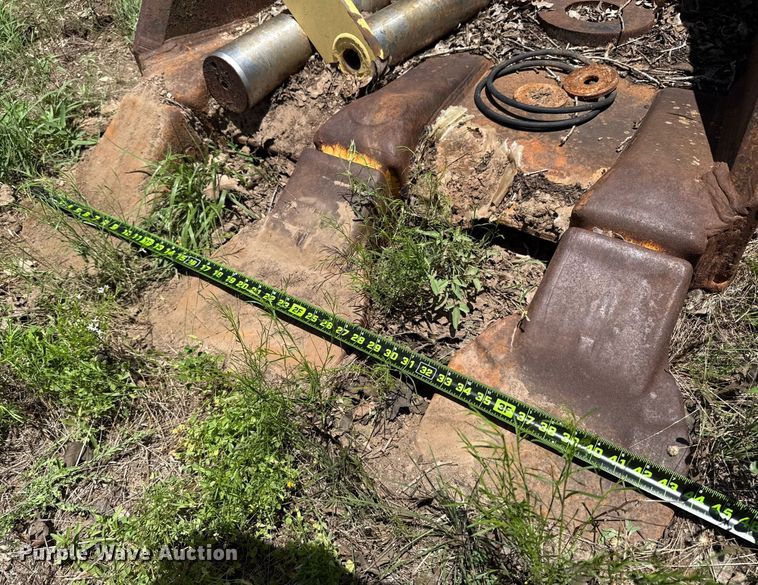 image for item DX5647 Central Fabricstors 365 V excavator bucket