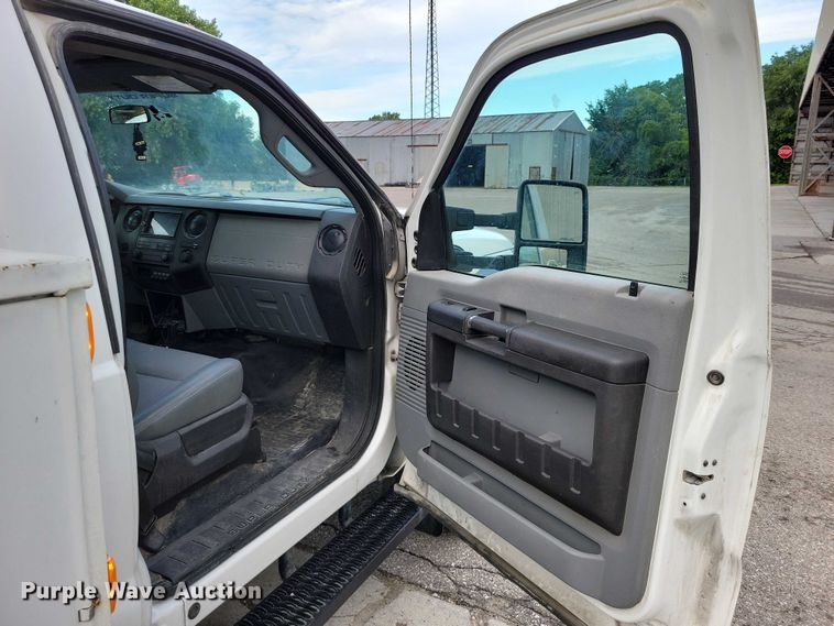 image for item DX7149 2014 Ford F550 utility / service truck