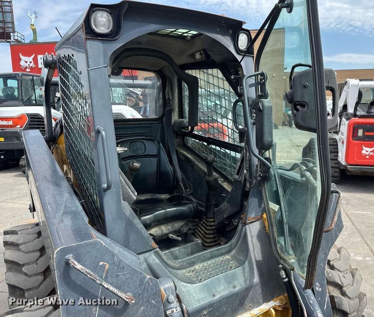 image for item DY0332 2010 John Deere 320D skid steer loader