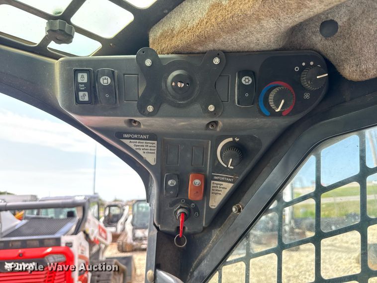 image for item DY0332 2010 John Deere 320D skid steer loader