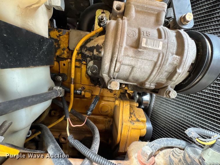 image for item DY0332 2010 John Deere 320D skid steer loader