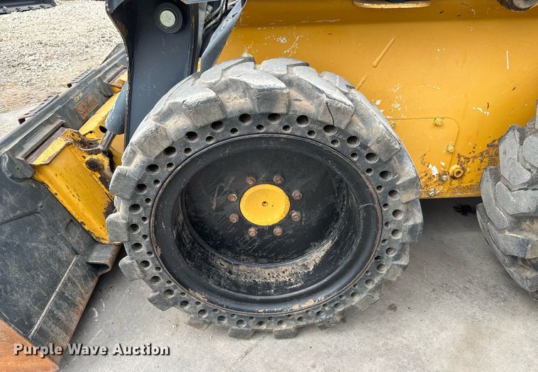 image for item DY0332 2010 John Deere 320D skid steer loader