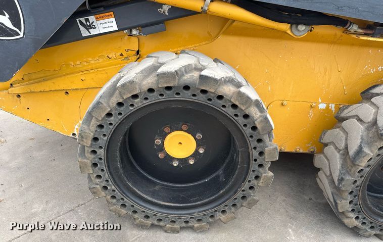 image for item DY0332 2010 John Deere 320D skid steer loader