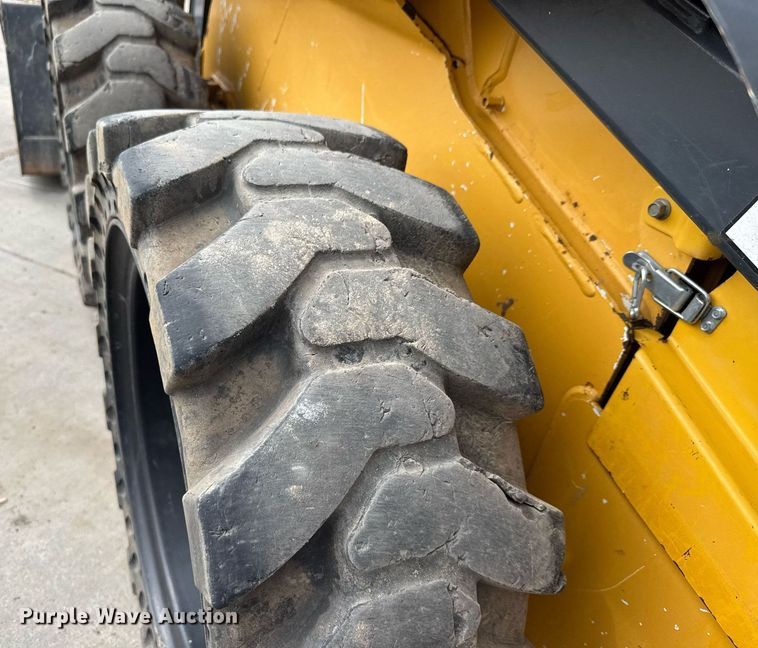 image for item DY0332 2010 John Deere 320D skid steer loader