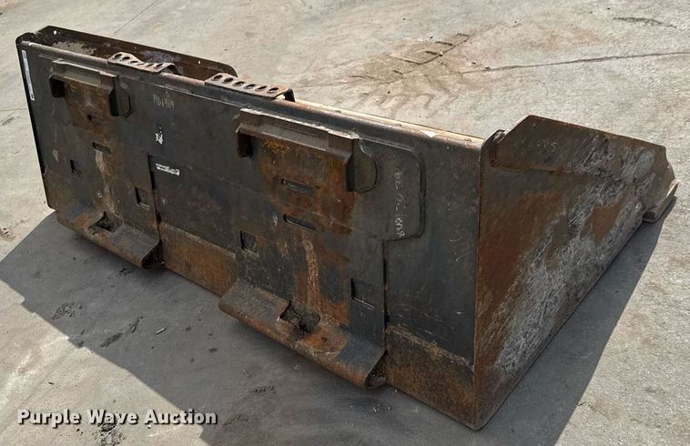 image for item DY0334 Bobcat skid steer bucket