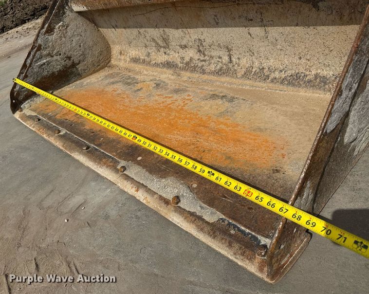 image for item DY0334 Bobcat skid steer bucket