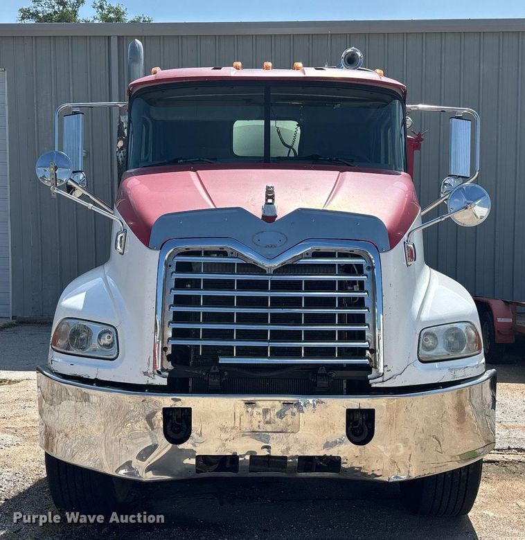 image for item DY0359 2004 Mack CX613 vacuum truck