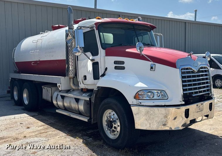 image for item DY0359 2004 Mack CX613 vacuum truck