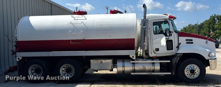 image for item DY0359 2004 Mack CX613 vacuum truck