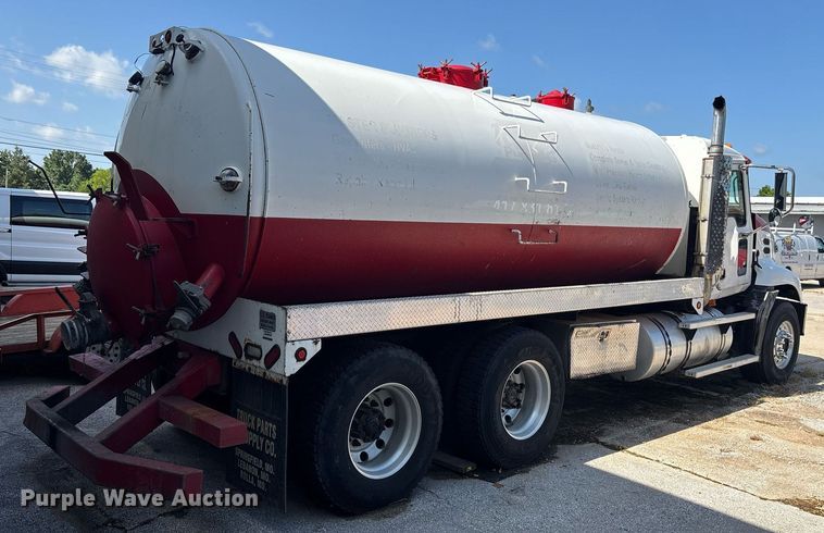 image for item DY0359 2004 Mack CX613 vacuum truck