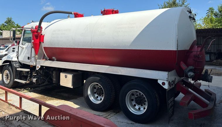 image for item DY0359 2004 Mack CX613 vacuum truck