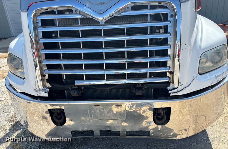 image for item DY0359 2004 Mack CX613 vacuum truck