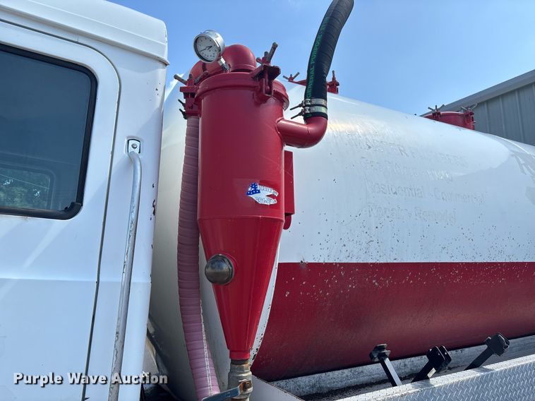 image for item DY0359 2004 Mack CX613 vacuum truck