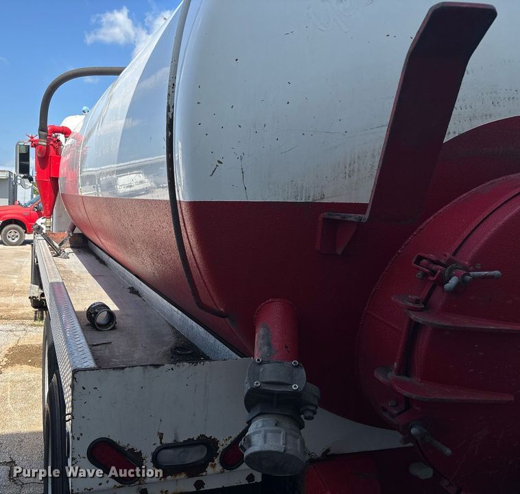 image for item DY0359 2004 Mack CX613 vacuum truck