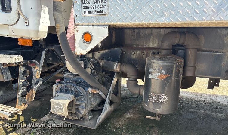 image for item DY0359 2004 Mack CX613 vacuum truck