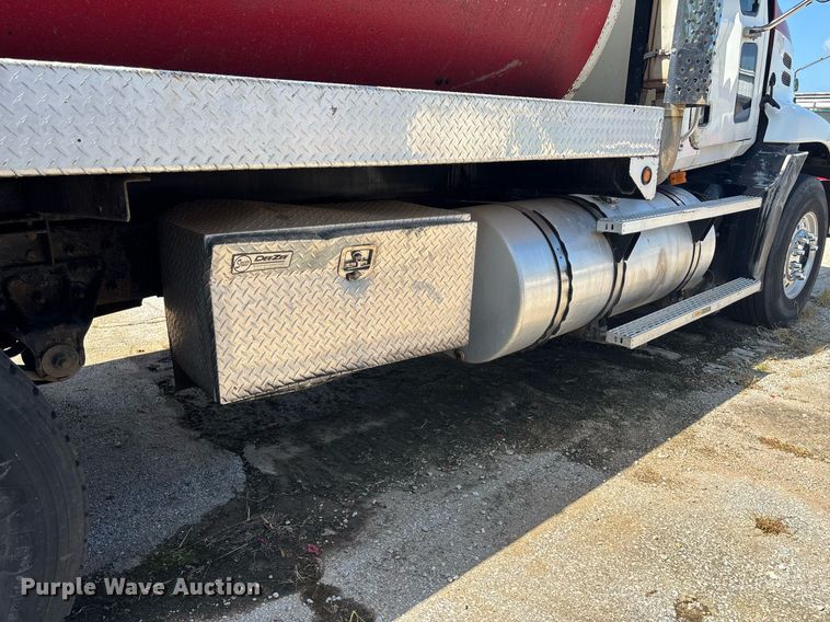 image for item DY0359 2004 Mack CX613 vacuum truck