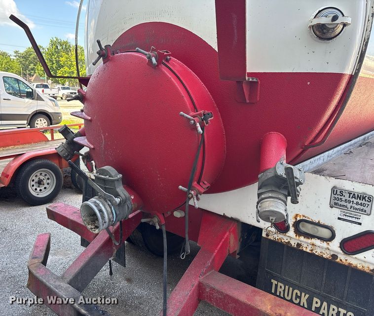 image for item DY0359 2004 Mack CX613 vacuum truck