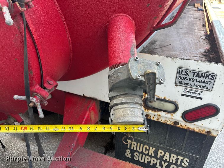 image for item DY0359 2004 Mack CX613 vacuum truck