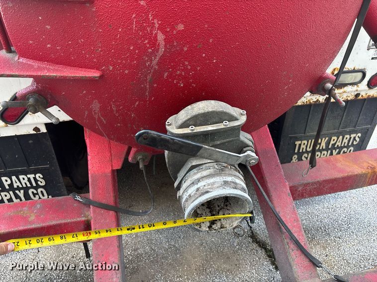 image for item DY0359 2004 Mack CX613 vacuum truck