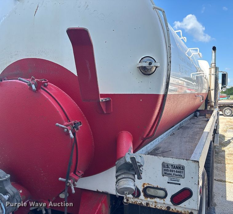 image for item DY0359 2004 Mack CX613 vacuum truck