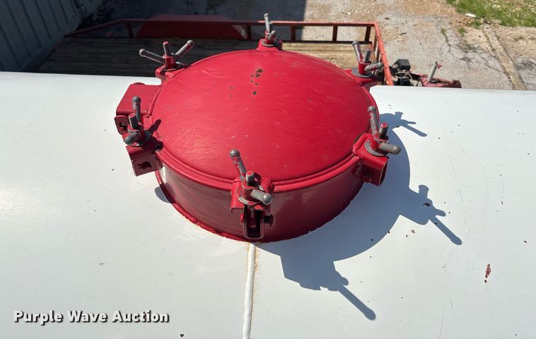 image for item DY0359 2004 Mack CX613 vacuum truck