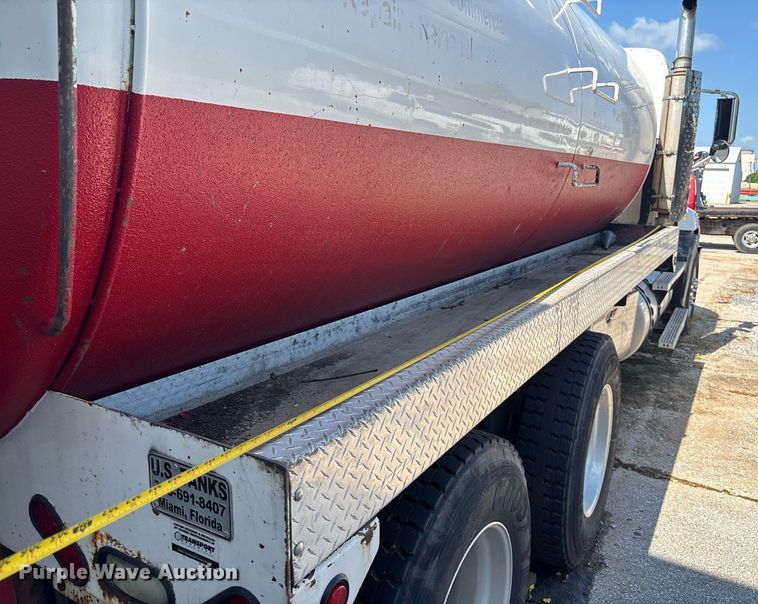 image for item DY0359 2004 Mack CX613 vacuum truck