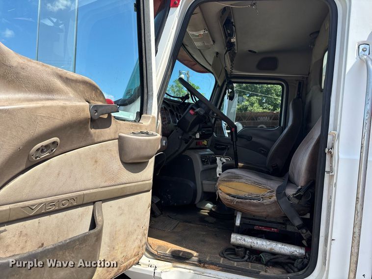 image for item DY0359 2004 Mack CX613 vacuum truck