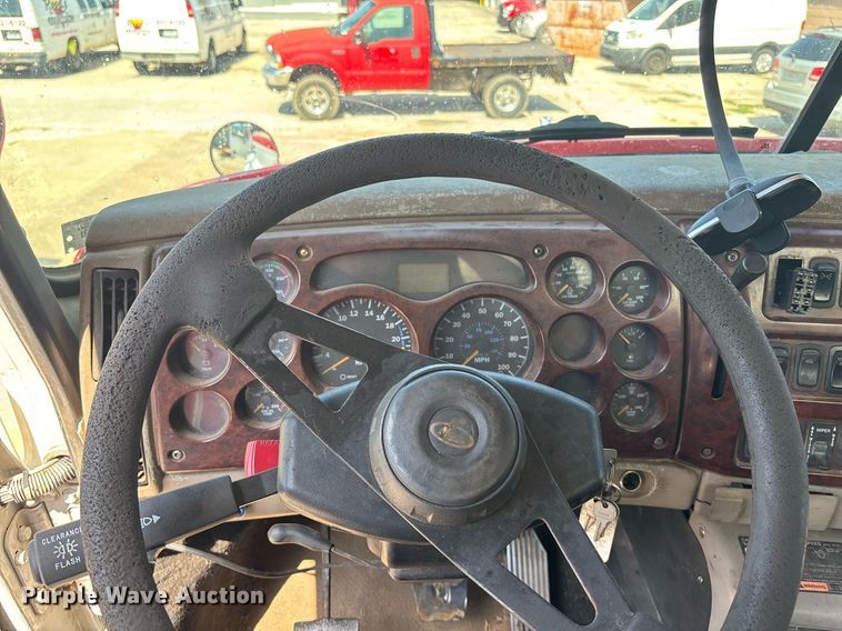 image for item DY0359 2004 Mack CX613 vacuum truck