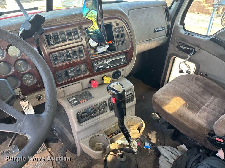 image for item DY0359 2004 Mack CX613 vacuum truck