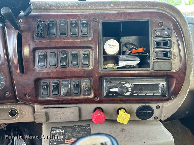 image for item DY0359 2004 Mack CX613 vacuum truck