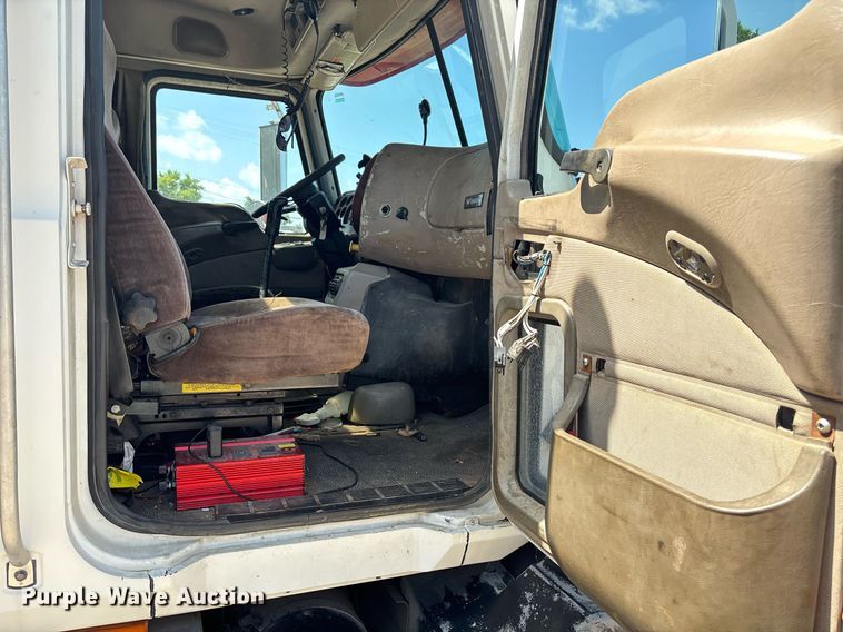 image for item DY0359 2004 Mack CX613 vacuum truck