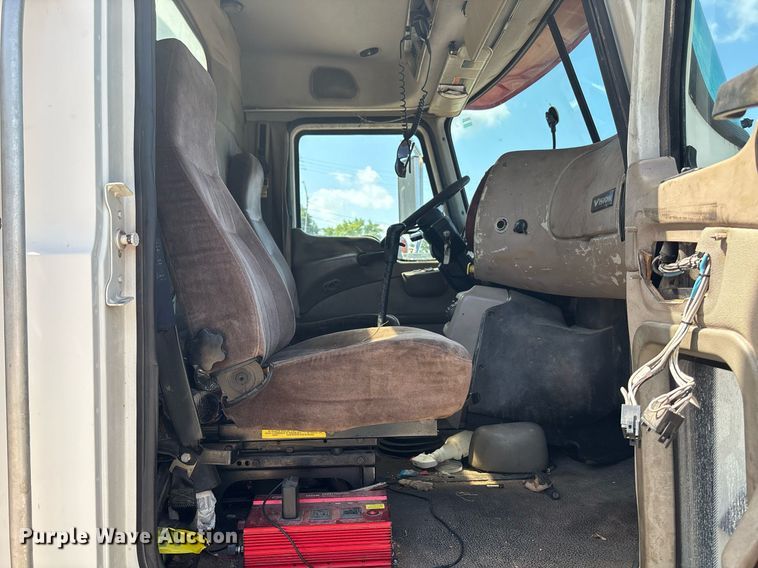 image for item DY0359 2004 Mack CX613 vacuum truck