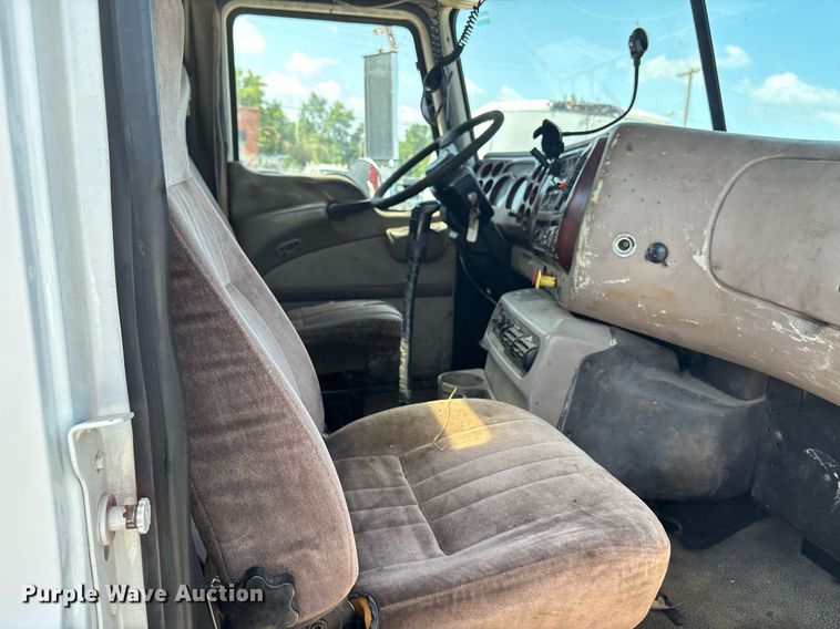 image for item DY0359 2004 Mack CX613 vacuum truck