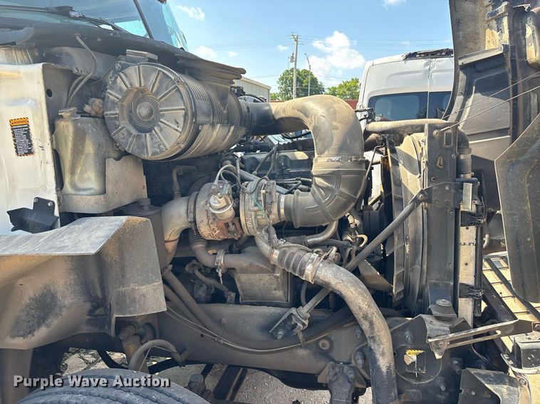 image for item DY0359 2004 Mack CX613 vacuum truck