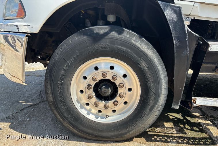 image for item DY0359 2004 Mack CX613 vacuum truck