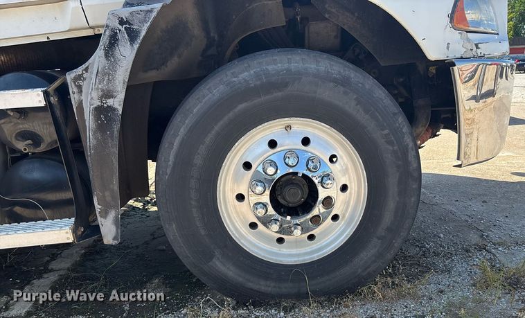 image for item DY0359 2004 Mack CX613 vacuum truck