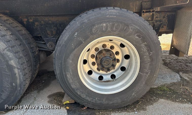 image for item DY0359 2004 Mack CX613 vacuum truck