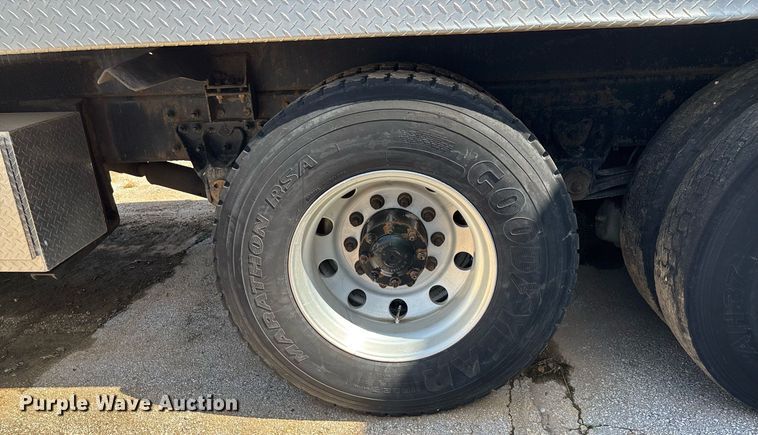 image for item DY0359 2004 Mack CX613 vacuum truck