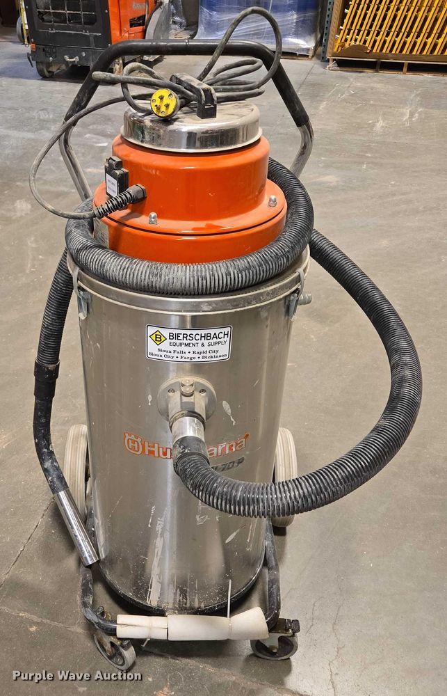 image for item DY0965 2017 Husqvarna W70P vacuum