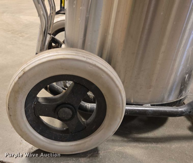 image for item DY0965 2017 Husqvarna W70P vacuum