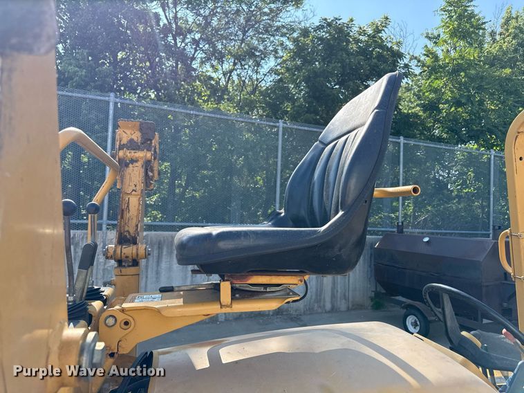 image for item DZ1481 2011 Vermeer RT450 trencher