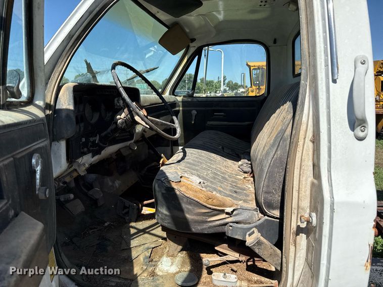 image for item DZ8638 1985 GMC C6000 manure spreader truck